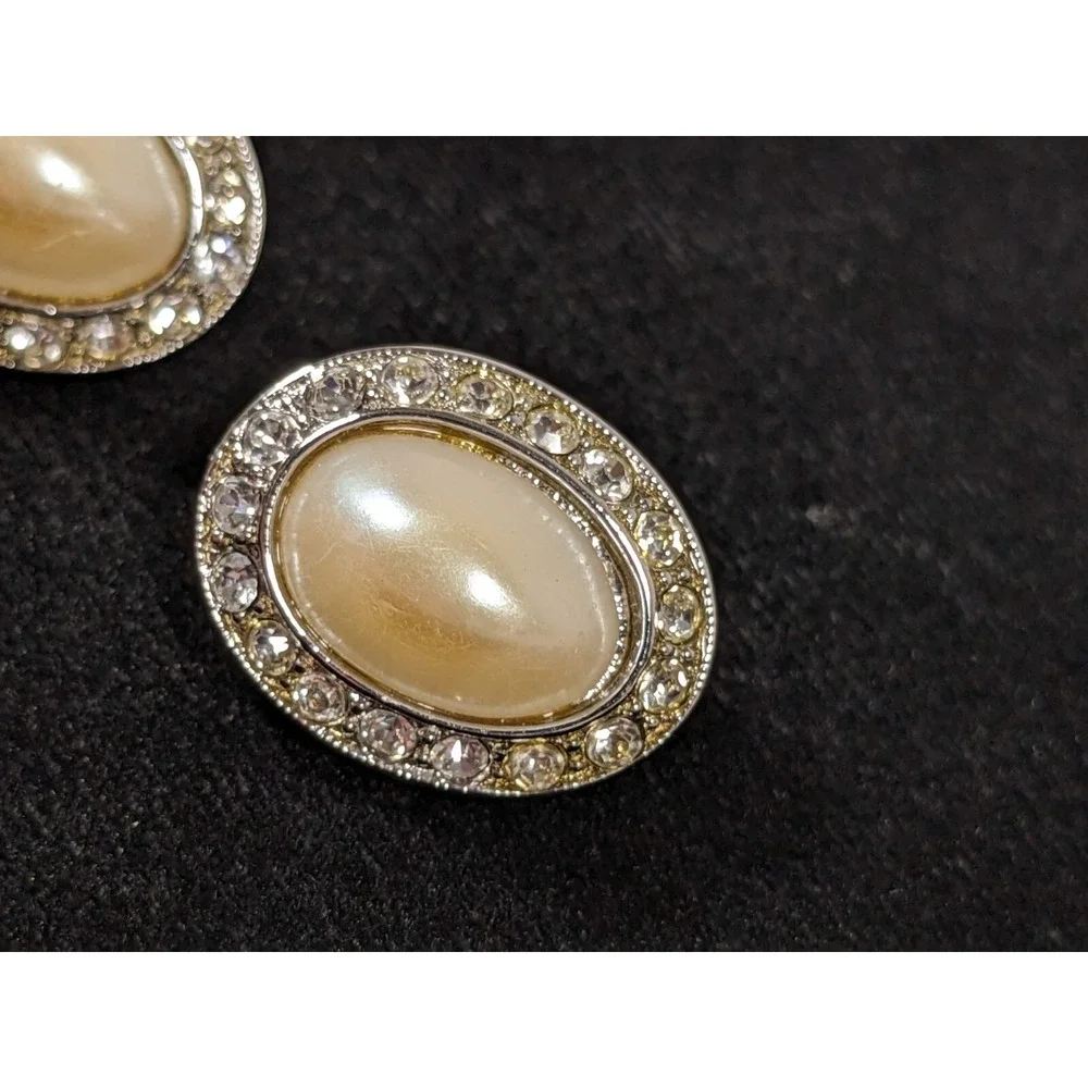 Kenneth Jay Lane KJL Silver Tone Faux Pearl Cabochon Rhinestone Clip‎ Earrings - Picture 2 of 7
